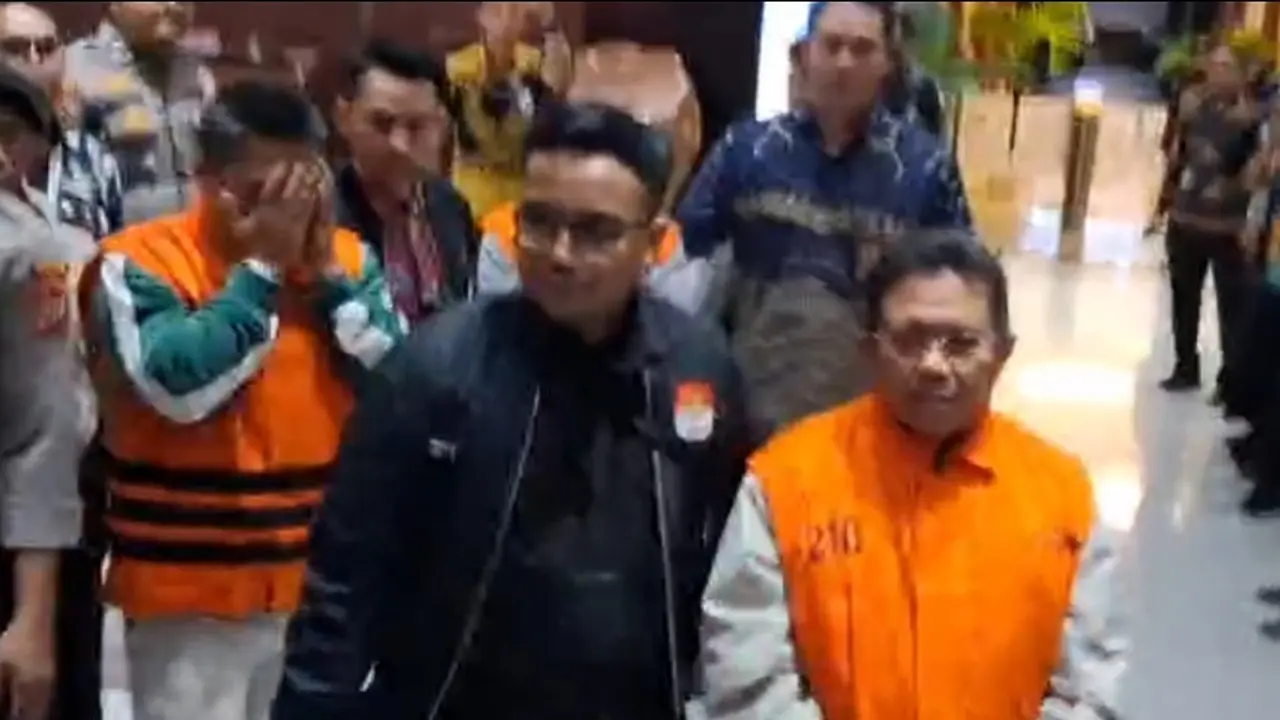 Bupati Lombok Barat Lalu Ahmad Zaini resmi ditahan Komisi Pemberantasan Korupsi (KPK) usai ditetapkan sebagai tersangka. (Liputan6.com/Dimas)