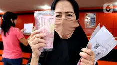 Keluarga Penerima Manfaat (KPM) mencairkan bantuan sosial tunai di Kantor Pos Bogor, Jawa Barat, Rabu (13/5/2020). Bantuan bagi yang terdampak COVID-19 tersebut berupa bantuan langsung tunai senilai Rp 600 ribu per bulan selama tiga bulan ke depan. (merdeka.com/Arie Basuki)
