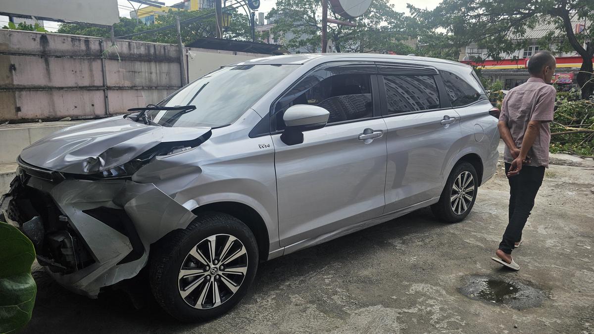 Detik-detik Mobil di Margonda Depok Tertimpa Pohon Tumbang Akibat Angin Kencang