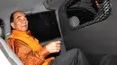 Usai menjalani pemeriksaan perdananya di KPK, Gubernur Riau Anas Maamun langsung menuju mobil tahanan, Jakarta, (30/9/14). (Liputan6.com/Miftahul Hayat)
