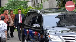 Menko Polhukam Luhut Binsar Panjaitan saat menghadiri pernikahan putri kedua Ketua DPR Setya Novanto di Gereja Katedral, Jakarta Pusat, Jumat (27/11).  Acara ini kabarnya tertutup untuk media. (Liputan6.com/Helmi Afandi)