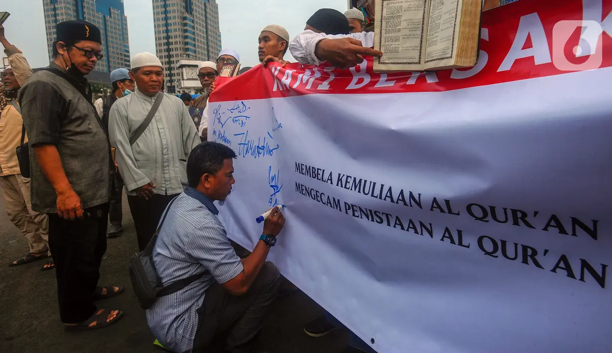 Indonesia melalui Kementerian Luar Negeri telah mengutuk keras aksi pembakaran Alquran di Swedia. Aksi itu dilakukan di depan Masjid Raya Sodermalm, Stockholm, bertepatan dengan momentum Hari Raya Idul Adha 2023. (merdeka.com/Arie Basuki)