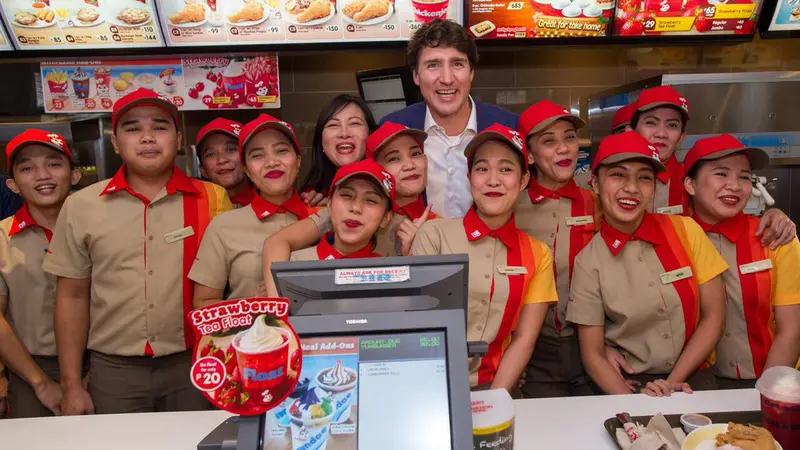 PM Justin Trudeau menyempatkan diri untuk berfoto bersama karyawan Jollibee (Twitter/Jollibee)