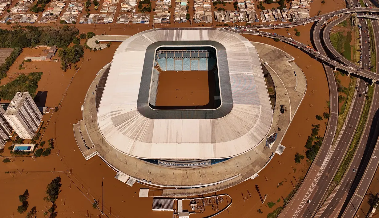 Foto udara stadion klub Brasil Gremio, Arena do Gremio saat dilanda banjir di Porto Alegre, negara bagian Rio Grande do Sul, Brasil, pada 7 Mei 2024. (AFP/Carlos Fabal)