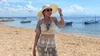 Penampilan Tessa Kaunang selalu berhasil menarik perhatian netizen lewat setiap unggahannya di instagram. Pemain film Bebek Belur ini tampil kece saat plesir ke Pantai Sanur, Bali. Dengan outfit warna monokrom, pesonanya terpancar cerah saat berpadu dengan pemandangan birunya langit dan air laut. (Liputan6.com/IG/@tessakaunang_tuiit)