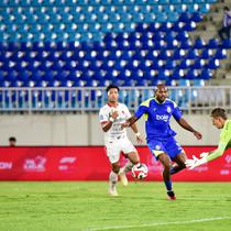 Perebutan bola terjadi saat Arema FC menjamu Bali United dalam lanjutan BRI Super League 2025/2026 di Stadion Kanjuruhan, Jumat (6/3/2026) malam WIB. (Bola.com/Iwan Setiawan)