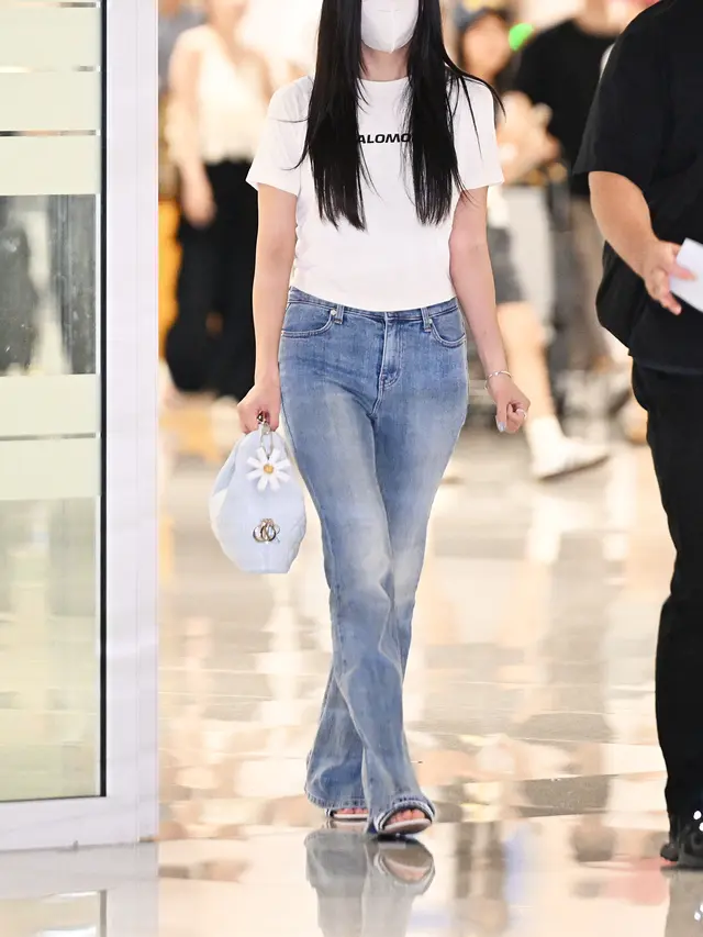 6 Gaya Selebriti Dunia Kenakan Dior Toujours Hobo, dari Jisoo hingga Irene Kim
