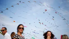 Sejumlah layang-layang menghiasi langit selama Festival Layang-layang Internasional Dieppe ke-20 di Dieppe, Prancis barat laut, Minggu (9/9). Acara yang diadakan hingga 16 September ini mengumpulkan ribuan orang dari 34 negara. (AFP/CHARLY TRIBALLEAU)