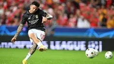 Gelandang Benfica, Enzo Fernandez menendang bola sebelum bertanding melawan PSG pada grup H Liga Champions di stadion Luz di Lisbon pada 5 Oktober 2022. Performa apik di Piala Dunia 2022 bersama timnas Argentina menjadi alasan Chelsea memboyong sang pemain. (PATRICIA DE MELO MOREIRA / AFP)