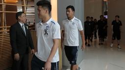 Para pemain Thailan menuju ruang makan, sebelum menikmati makan siang bersama para pemain Indonesia di Hotel Novotel, Filipina, (18/11/2016). (Bola.com/Nicklas Hanoatubun)