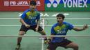 Ganda putra Exist, Crisandy Santosa / Enzo Satriyadi, berusaha mengembalikan kok saat melawan ganda Jaya Raya, Muhammad Novantino / Teges Satriaji, pada final tim beregu Pembangunan Jaya Cup 2019 di GOR Jaya Raya, Banten, Sabtu (21/12). Exist menang 3-1 atas Jaya Raya. (Bola.com/Vitalis Yogi Trisna)