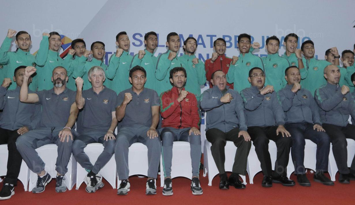 Pemain Timnas Indonesia U-22 foto bersama usai acara pelepasan Timnas Indonesia U-22 di Makostrad, Jakarta, Kamis (10/8/2017). PSSI resmi melepas para atlet untuk berlaga di Sea Games 2017 Malaysia. (Bola.com/M Iqbal Ichsan)