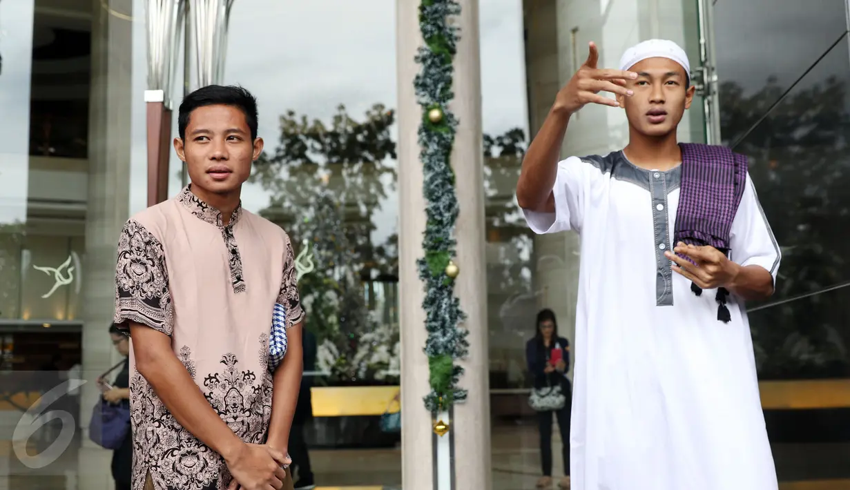 Pemain Timnas Indonesia, Evan Dimas (kiri) dan Hansamu Yama Pranata bersiap melaksanakan salat Jumat di Yamie Unmuttageen Mosque, Thailand (16/12). Indonesia akan melakoni final kedua Piala AFF 2016 melawan Thailand. (Liputan6.com/Helmi Fithriansyah)