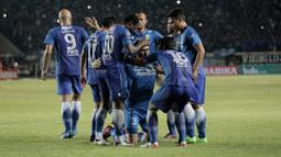 Para pemain Persib merayakan gol yang dicetak Vladimir Vujovic ke gawang PSM pada laga Piala Presiden 2017 di Stadion Si Jalak Harupat, Jawa Barat, Senin (6/2/2017). Persib menang 1-0 atas PSM. (Bola.com/Peksi Cahyo) 