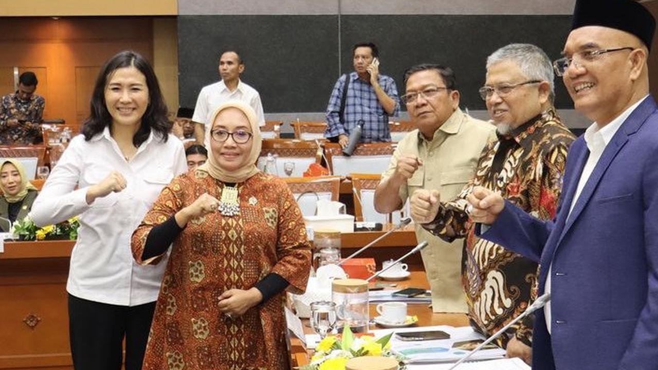 Veronica Tan saat Rapat Perdana Sebagai Wakil Menteri. [@menteripppa]