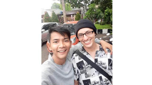 6 Potret Dylan Carr Kembali ke Lokasi Syuting, Dipeluk Angela Gilsha