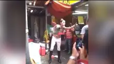 Kepolisian menangkap seorang wanita berumur 32 tahun  yang nekat melepas pakaiannya di lokasi Petaling Street, kuala lumpur Malaysia.