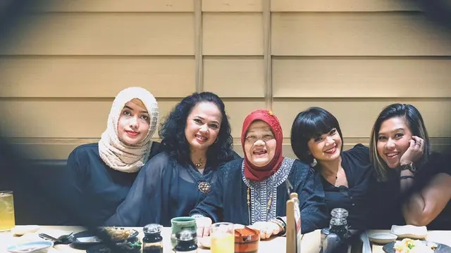6 Kenangan Manis Nirina Zubir dengan Mendiang Ibu, Penuh Kehangatan
