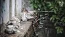 Pembangunan turap permanen di lokasi tanggul jebol di Kelurahan Jatipadang, Jakarta, Rabu (16/1). Sebuah tanggul di Kelurahan Jatipadang jebol karena meluapnya air Kali Pulo. (Liputan6.com/Faizal Fanani)