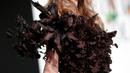 Detail gaun terbuat dari cokelat yang dikenakan oleh model saat pertunjukan sebagai bagian dari Chocolate Fair (Salon du Chocolat) di Paris, Selasa (30/10). Para pencinta cokelat bisa menikmati fashion show sekaligus pameran cokelat. (AP/Thibault Camus)