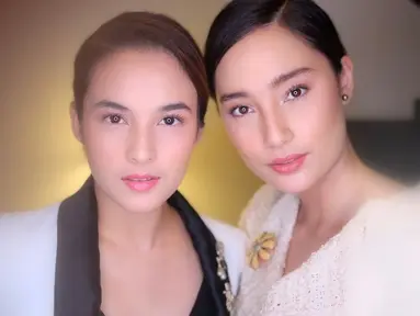 Chelsea Islan dan Tatjana Saphira viral disebut netizen berparas mirip. Saat keduanya bertemu dan bersanding seperti ini terlihat jelas garis wajah mereka memang bak pinang dibelah dua. Kemiripan ini semakin membuat warganet yakin memang ada seleb yang serupa tapi tak sedarah. (Liputan6.com/IG/chelseaislan)