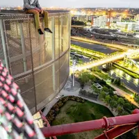 Nekat banget, pria ini menaiki gedung hanya bermodal cengkeraman dan tanpa pengaman. (Via: Instargram.com/dyingllama)