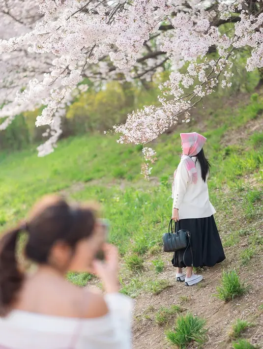 Di hari ultah sang ibunda, Gisel mengunggah potret kebersamaan mereka di bawah pohon cerry blossom. Gisel menuliskan caption yang menyentuh, mengungkapkan rasa syukur dan cintanya kepada ibunya. Unggahannya ramai dikomentari netizen yang tak sabar menantikan hasil akhir operasi tersebut. (Liputan6.com/IG/@gisel_la)