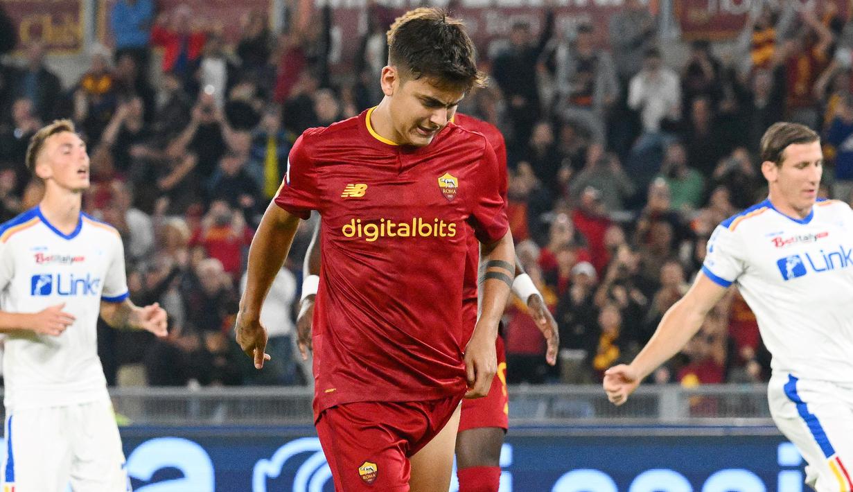 Paulo Dybala. Striker AS Roma berusia 28 tahun ini terancam tidak akan tampil bersama Timnas Argentina di Piala Dunia 2022 Qatar yang akan menjadi Piala Dunia keduanya setelah edisi 2018. Saat ini ia tengah mengalami cedera hamstring yang didapatnya saat AS Roma menang 2-1 atas Lecce di pekan ke-9 Liga Italia 2022/2023 (9/10/2022). Saat itu ia harus ditarik keluar setelah hanya bermain selama 50 menit. (AFP/Vincenzo Pinto)