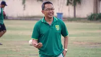 Aji Santoso, pelatih baru Persebaya Surabaya. (Bola.com/Aditya Wany)