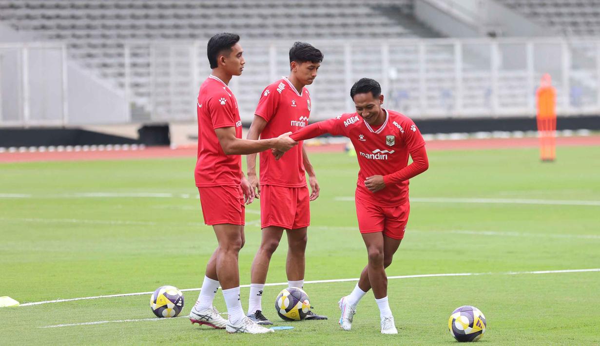 Diketahui, Timnas Bulgaria tampil diperkuat oleh 13 pemain yang merumput di luar negeri (abroad). Tampak dalam foto, para ppemain Timnas Indonesia saat sesi latihan untuk FIFA Series 2026 Stadion Madya, Kompleks Gelora Bung Karno, Senayan, Jakarta, Minggu (29/3/2026). (Bola.com/M Iqbal Ichsan)