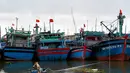 Usai meluluhlantakkan Filipina, Topan Kalmaegi kini mengancam Vietnam. Diperkirakan, Topan Kalmaegi akan menerjang wilayah Vietnam Tengah pada 6 November 2025 malam hari waktu setempat. Tampak dalam foto, seorang pria menarik tali dari perahu nelayan saat orang-orang mempersiapkan perahu untuk menghadapi dampak Topan Kalmaegi di Pelabuhan Nelayan Quy Nhon, Provinsi Gia Lai, Vietnam Tengah, pada 6 November 2025. (Nhac NGUYEN/AFP)