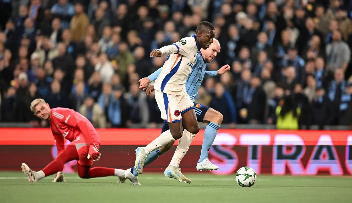 Pemain Chelsea, Nicolas Jackson (tengah) melewati kiper Djurgardens, Jacob Rinne (kiri) untuk mencetak gol dalam laga leg 1 semifinal Conference League 2024/2025 di 3Arena, Stockholm, Swedia, Kamis (01/05/2025) waktu setempat. (AFP/Jonathan Nackstrand)