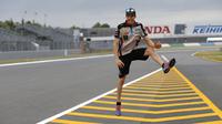 Pebapap Marc VDS, Alex Marquez, berpose saat mengecek kondisi di Sirkuit Motegi, Tochigi Prefecture, Kamis (12/10/2017). MotoGP Jepang akan bergulir pada Minggu ini. (AP/Shizuo Kambayashi)