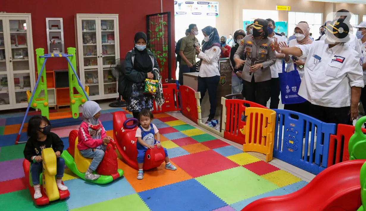 <p>Menteri Lingkungan Hidup dan Kehutanan Siti Nurbaya (kanan) menyapa anak-anak di Terminal Penumpang Pelabuhan Tanjung Priok, Jakarta, Selasa (26/4/2022). Kunjungan tersebut dalam rangka memantau persiapan mudik minim sampah. (Liputan6.com/Herman Zakharia)</p>