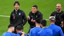 Pelatih Yunani, Gus Poyet berbicara kepada para pemainnya selama sesi latihan di Stade de France di Saint-Denis, utara Paris pada 18 Juni 2023. (AFP/Franck Fife)