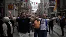 <p>Pendukung Inter Milan meneriakkan slogan-slogan saat mereka berjalan di Taksim Square. Tak ketinggalan, mereka melengkapi penampilannya dengan kaus dan syal Inter Milan. (AP Photo/Khalil Hamra)</p>
