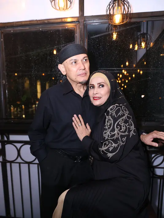 "Apa jadinya kalau dia tak jadi datang dan semua persiapan jadi kacau dan berantakan. Saya tahu Hengky juga berat untuk meninggalkan istrinya. Setelah saya bujuk akhirnya dengan berat hati dia pergi," kata Baby.  (Andy Masela/Bintang.com)