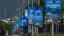 Iran menilai tuntutan Amerika Serikat tidak realistis dan blokade laut masih menghambat negosiasi. Tampak dalam foto, para pekerja berjalan melewati papan reklame di dekat Hotel Serena menjelang putaran kedua negosiasi antara Amerika Serikat dan Iran, di Islamabad, Pakistan, Senin 20 April 2026. (AP Photo/Anjum Naveed)