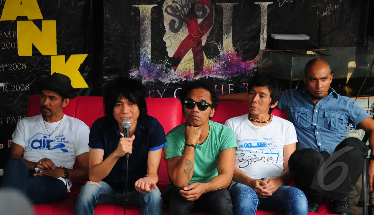 Gitaris Slank, Abdee (kedua kiri) didampingi Ridho (kiri), Kaka (tengah), Bimbim (kedua kanan) dan Ivanka (kanan) memberi keterangan pers terkait hengkangnya Abdee Negara dari slank di Gang Potlot, Jakarta, Minggu (22/3). (Liputan6.com/Yoppy Renato)