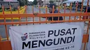 Seorang petugas polisi menjaga pintu masuk TPS menjelang waktu pemungutan suara di Seberang Perai, negara bagian Penang, Malaysia, Sabtu (19/11/2022). Setelah dua pekan melakukan kampanye, Malaysia akan menggelar pesta demokrasinya yang dipercepat, setelah Perdana Menteri Ismail Sabri Yaakob membubarkan pemerintah. (AP Photo/Vincent Thian)