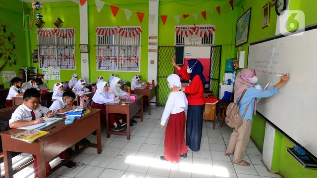 Tanpa Guru, Pembelajaran SDN Pondok Cina 1 Belajar Dibimbing Orang Tua Siswa