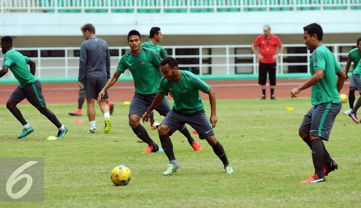 Pemain Timnas Indonesia saat latihan jelang leg 1 Semifinal Piala AFF 2016 melawan Vietnam di Stadion Pakansari, Bogor, Rabu (30/11). Laga pertama Semifinal Piala AFF 2016 digelar pada 3 Desember. (Liputan6.com/Helmi Fithriansyah)