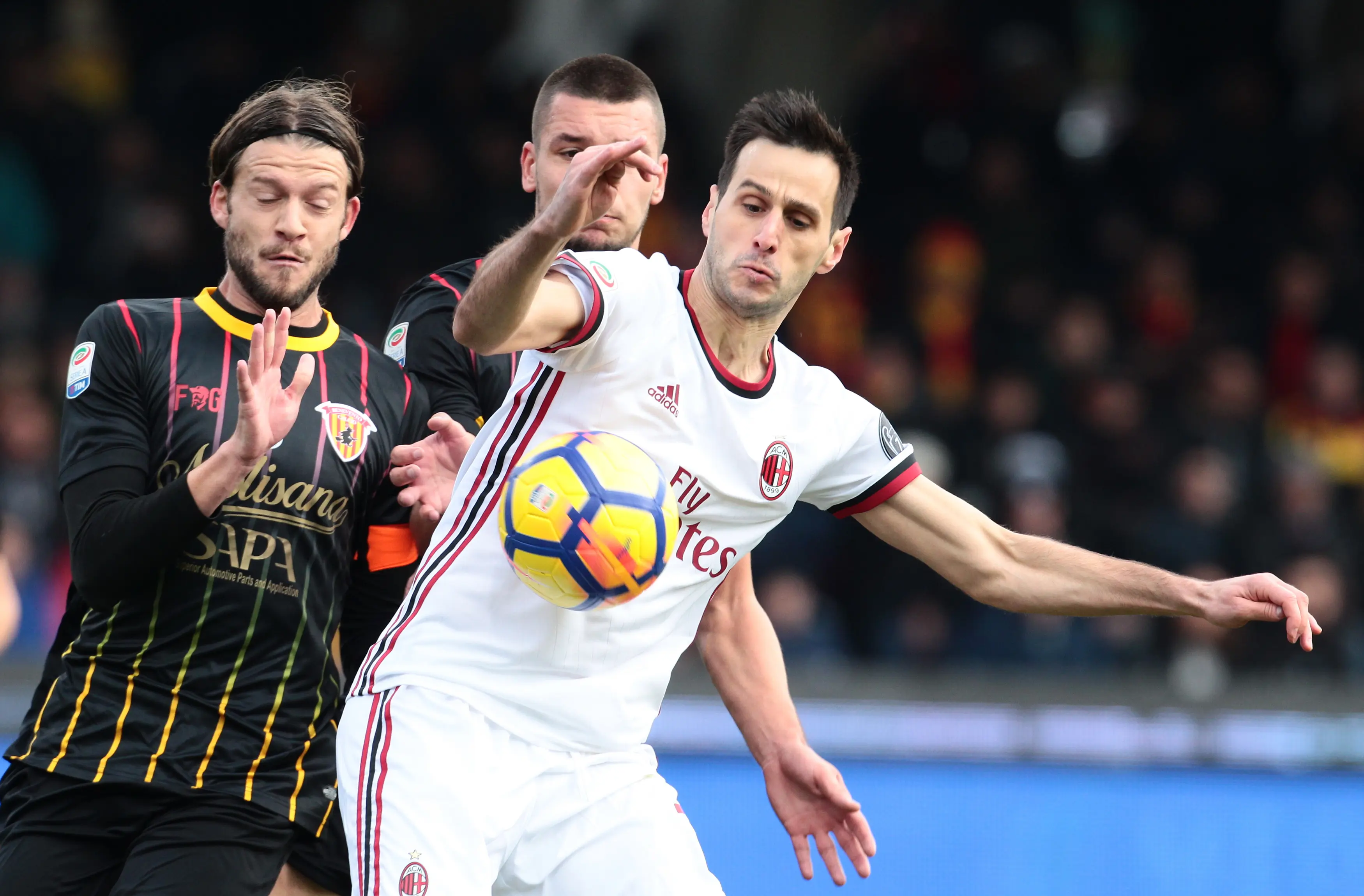 AC Milan gagal meraih kemenangan saat duel lawan Benevento, Minggu (3/12). (AFP/Carlo Hermann)