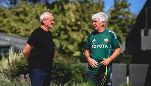 Penasihat Senior AS Roma Claudio Ranieri dan pelatih Gian Piero Gasperini sedang berbincang. (AS Roma)