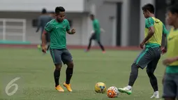 Gelandang Timnas Indonesia, Andik Vermansyah (kiri) saat latihan jelang leg 1 Semifinal Piala AFF 2016 melawan Vietnam di Stadion Pakansari, Bogor, Selasa (29/11). Indonesia melakukan latihan tertutup. (Liputan6.com/Helmi Fithriansyah)