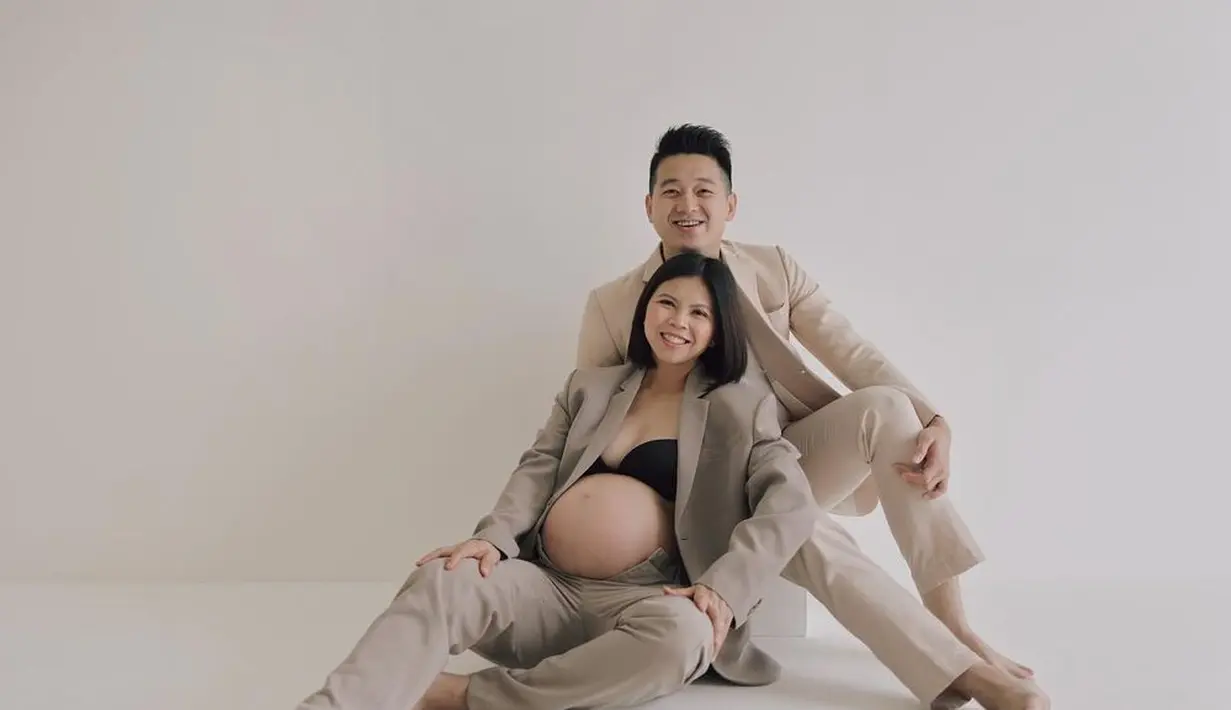 <p>Greysia Polii dan suami pun tampil kompak dengan setelan blazer nuansa earthy. [Foto: cr/@bennylims/@juniapics].</p>