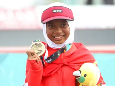 Skateboarder Indonesia Bunga Nyimas menunjukkan medali perunggu yang diraihnya pada kelas jalanan putri Asian Games 2018 di arena roller sport Jakabaring, Palembang, Sumatera Selatan, Rabu (29/8). (ANTARA FOTO/INASGOC/Rahmad Suryadi/thv/18)