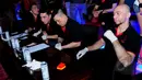 Para juri saat melihat pertandingan pada ajang XXC Championship 2015 yang dihelat di Embrio Markas Cafe, Jakarta, Minggu (12/04/15). Kejuaraan memperebutkan gelar Indonesia Extreme Cage Champtionship 2015. (Liputan6.com/Faisal R Syam)