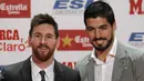 Penyerang Barcelona, Lionel Messi berpose dengan Luis Suarez usai meraih sepatu emas di Barcelona, Spanyol (24/11). Messi meraih sepatu emas pada 2010,2012,2013. (AP Photo/Manu Fernandez)