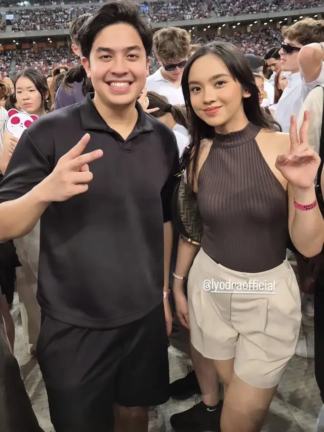 Gaya Selebritis Tanah Air Menyaksikan Konser Bruno Mars di Singapura. [@jeromepolin]